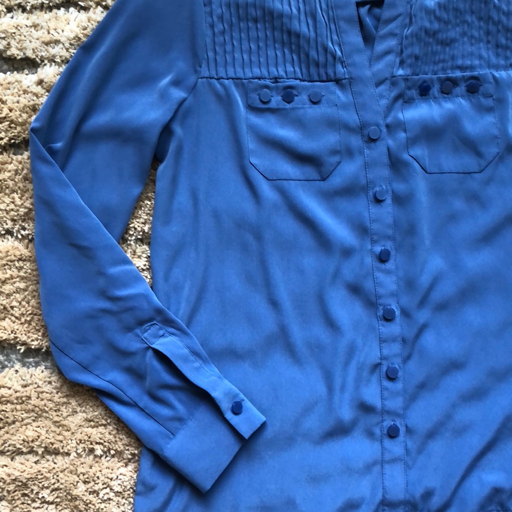 NWOT Dana Buchanan soft pleated button up 💙